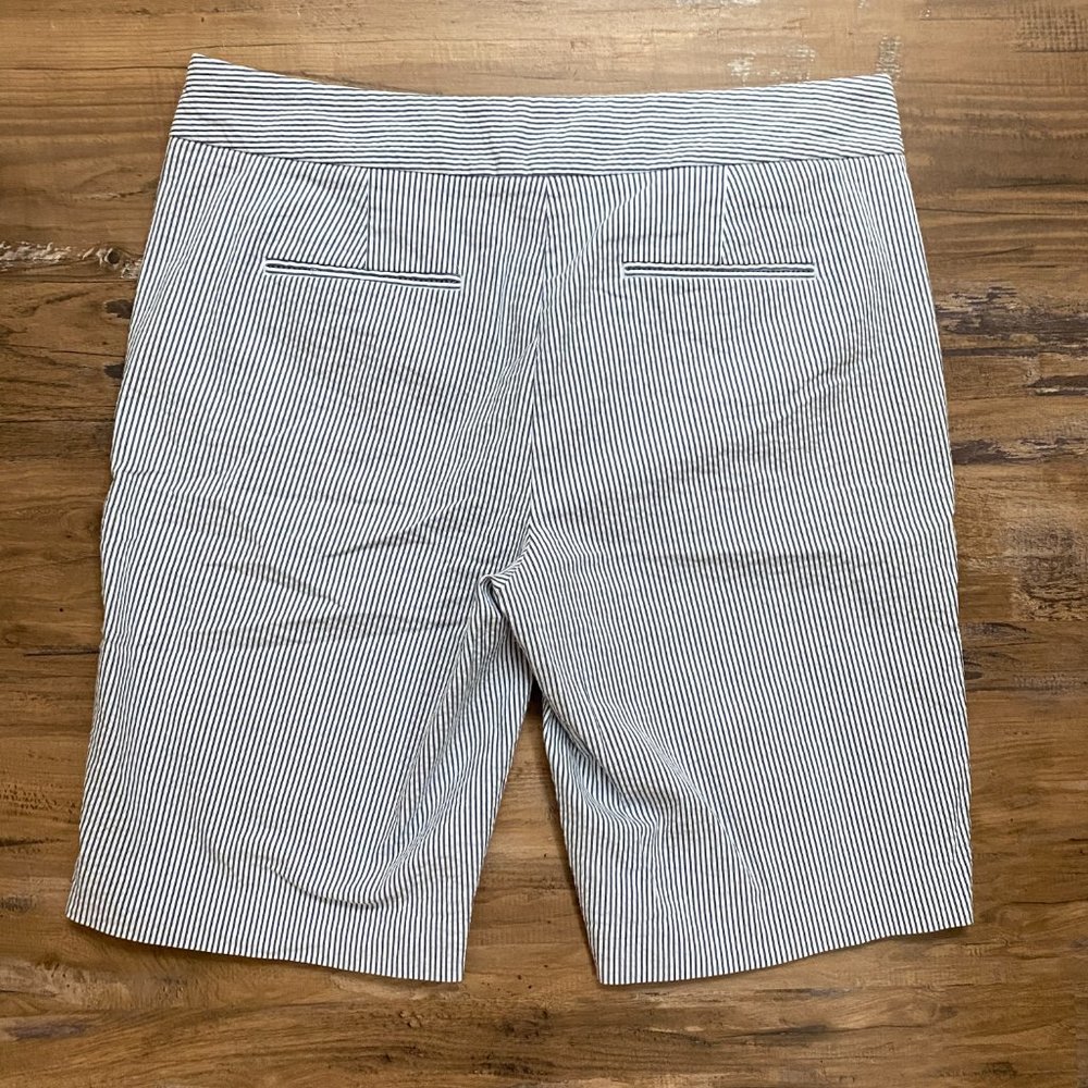 🖤 Ann Taylor Devon Boardwalk Short Stripped Size 10 Cotton Bermudas - Picture 3 of 5